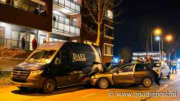 Auto botst tegen geparkeerde voertuigen op Koningin Wilhelminaweg in Gouda