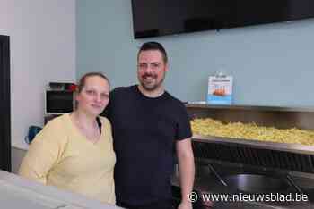 Frituur van Marjorye (35) en David (37) heropent op nieuwe plek: “Het verbouwen was niet altijd makkelijk”