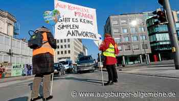 Für mehr Klimaschutz: So demonstrieren „Omas for Future“ auf Augsburgs Straßen