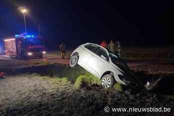 Vrouw verliest controle over stuur en belandt met wagen in gracht