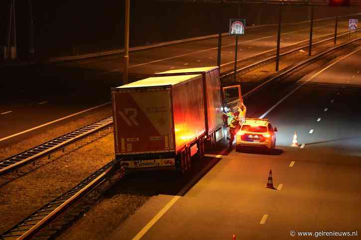Vrachtwagen botst tegen vangrail, twee rijstroken afgesloten