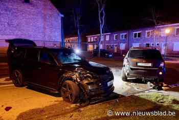 Bestuurder knalt op geparkeerde wagen in woonwijk: auto’s lopen zware schade op