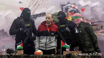 Zu Ansprache auf Bühne gezwungen: Hamas übergibt zwei weitere lebende Geiseln