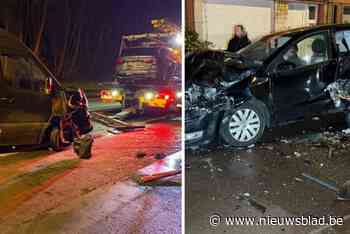 Bestuurder bestelwagen verliest controle over het stuur en laat ravage achter: vier voertuigen zwaar beschadigd