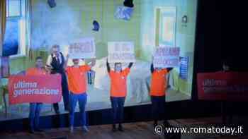 Blitz degli ambientalisti a teatro. "Fuori è il disastro, apriamo gli occhi"