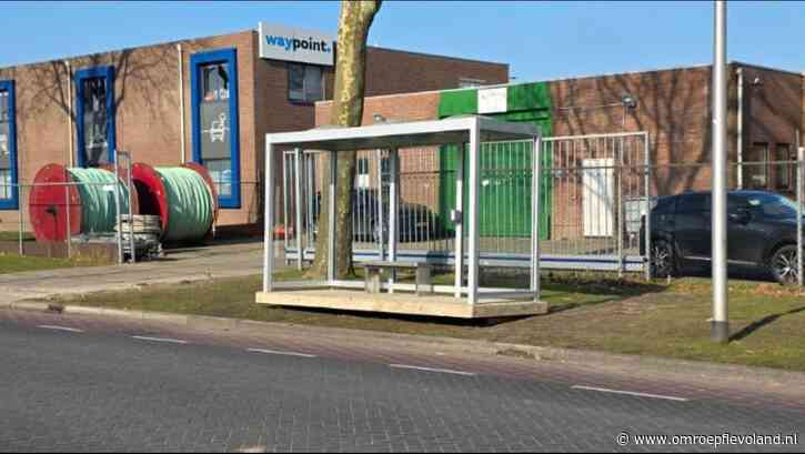 Urk - Bushokjes voor uitzendkrachten: 'Niet langer als dieren in de regen'