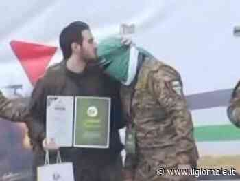 L'ultimo sfregio di Hamas. L'ostaggio costretto a baciare la testa di due miliziani di Hamas