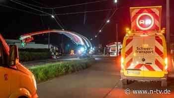 Fehlende Vorbereitung: 100-Meter-Rotorblatt legt Ortsdurchfahrt in Niedersachsen lahm