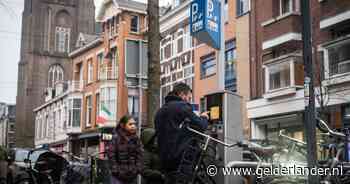 Waarom zijn de parkeertarieven in Arnhem zo hoog en wat betekent dat voor de winkeliers? ‘Ik ga verhuizen’