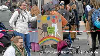 Bunt statt Rechts: Tausende demonstrieren auf dem Augsburger Rathausplatz