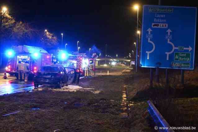 Wagen brandt volledig uit langs N58