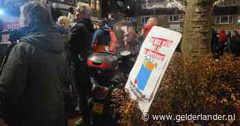 Tientallen bewoners voeren actie voor behoud supermarkten: ‘Doe onze wijk niet in de uitverkoop!’