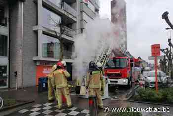 Brandweer haalt hete kachel uit appartement