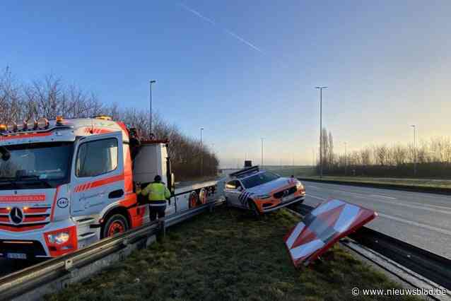 Politiewagen belandt bovenop vangrails langs autosnelweg