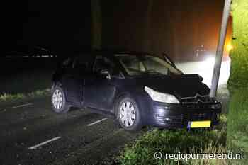 Automobilist ramt lantaarnpaal en neemt de benen