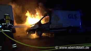 Flammen in der Nacht: Zwei Transporter brennen lichterloh
