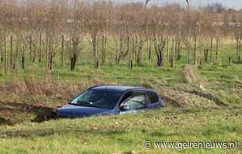 Auto in sloot langs A15, automobiliste met politie mee