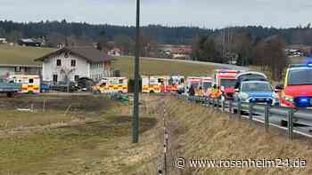 Frontalunfall bei Schnaitsee fordert mehrere Schwerverletzte - Hubschrauber vor Ort
