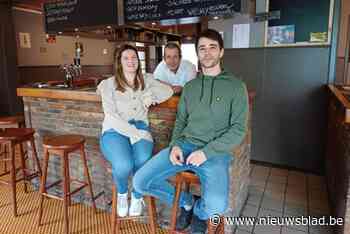 Nederlander Henk opent samen met Vlaamse dochter en schoonzoon dorpscafé: “Ik ken al een paar woorden West-Vlaams”