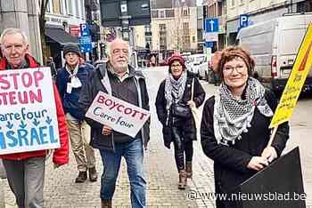 Palestina-actievoerders vatten post aan Carrefour in Halle