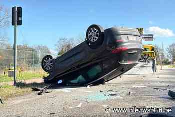 Auto belandt op dak na ongeval, twee inzittenden lichtgewond