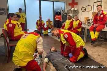 Rode Kruis-vrijwilligers bereiden zich voor op carnaval: “Van een klein sneetje tot een alcoholintoxicatie, wij behandelen alles”
