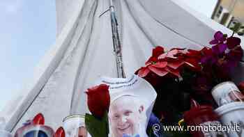 La preghiera per papa Francesco nella basilica di San Giovanni