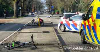 Zware aanrijding: motorrijder botst met overstekende kinderen