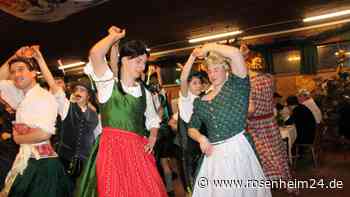 Von der Kloschüssel bis zum Klavier: Die Geschenke fürs Auer Bettelhochzeit-Paar hatten es in sich