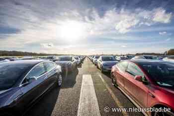 1.358 Tesla’s staan klaar om wereldrecord te verpulveren op Vlaamse landingsbaan: “Vanuit heel Europa gekomen om geschiedenis te schrijven”