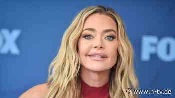 "Ich fühlte mich so verletzlich": Denise Richards spricht über sexuelle Belästigung
