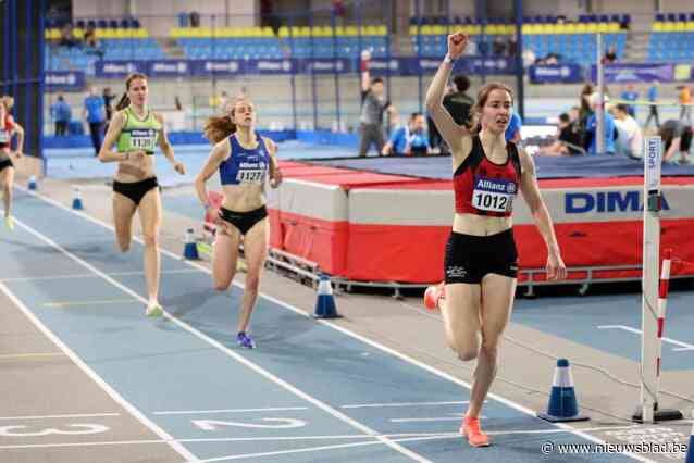 Tweelingzussen Bilo (21) pakken op het BK indoor brons en goud: “Blij dat mijn progressie geen toeval is”
