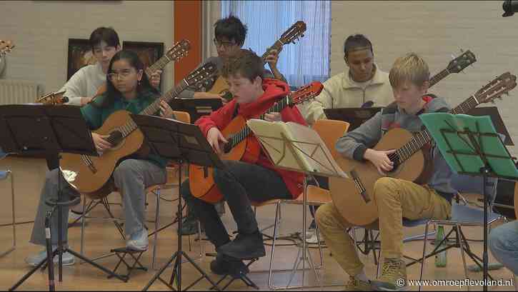 Almere - Wordt het Gitaarorkest uit Almere gered?