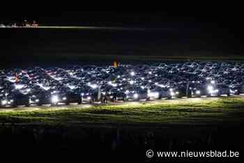 1.150 Tesla’s verpulveren wereldrecord op Belgische DronePort: “Al die USB-sticks in de wagens krijgen is een huzarenstukje”