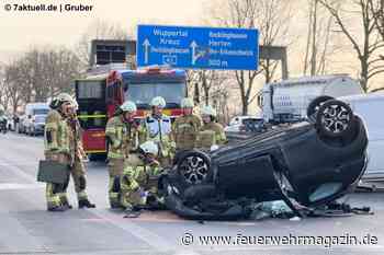 Toyota überschlägt sich nach Kollision auf A43