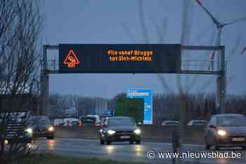 Zware ochtendspits nadat vrachtauto lading steenbrokken verliest op E403