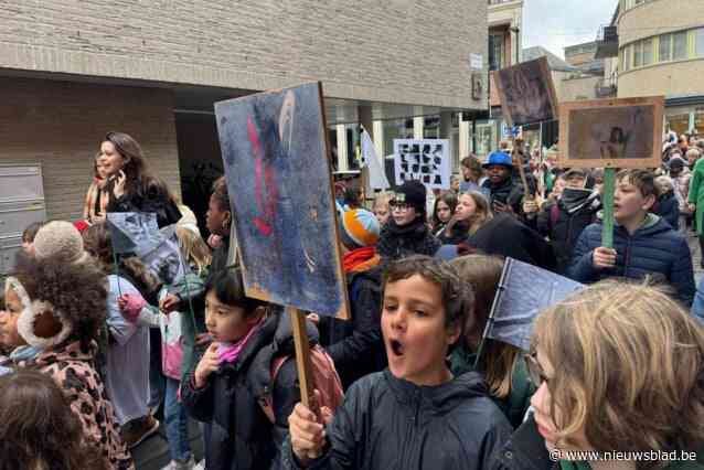 Twee Aalsterse Academies trekken met creatieve parade door centrum: “Samen maken we De KunstOversteek”