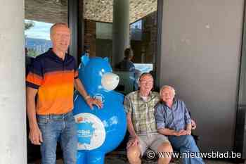 Rondtrekkende bank met beer doet bezoekers dienstencentra babbeltje slaan: “Warme William staat symbool voor praten en luisteren”