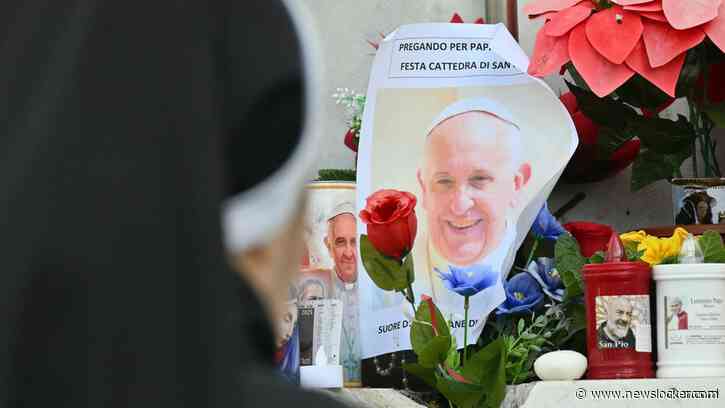 Paus bedankt artsen, onduidelijkheid over zijn toestand blijft
