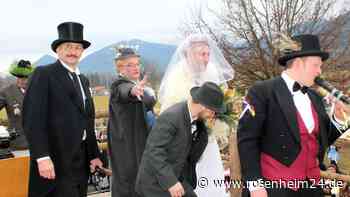 Vor „Traunix“ das Ja-Wort gegeben: Au feiert die „prachtvollste Bettlhouzat aller Zeiten“