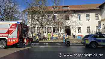 Feuer auf der Toilette, Grundschule geräumt – Feuerwehr und Polizei im Einsatz