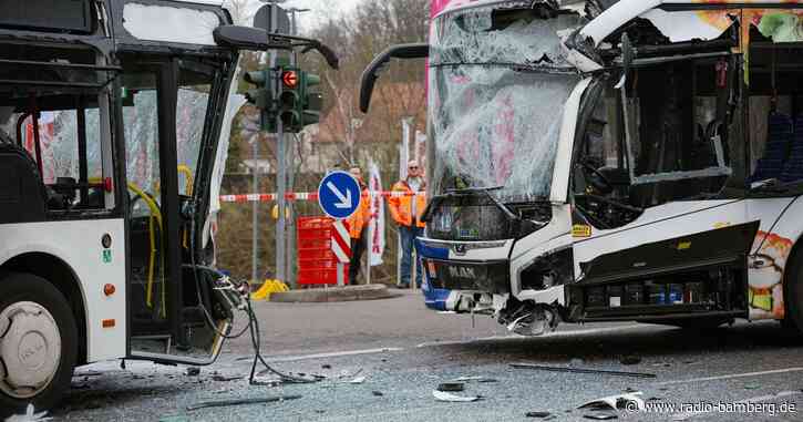 Unfall mit zwei Linienbussen – mehr als 30 Menschen verletzt