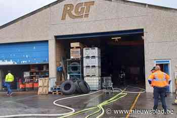 Computer vat vuur in bureauruimte van bedrijf