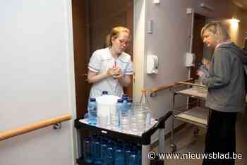 Minister Crevits helpt even het zorgpersoneel van wzc De Plataan: “Een extra paar helpende handen maakt al een verschil”