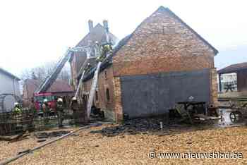 Zware brand legt dak en bovenverdieping van woning in de as