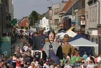 Kan fusie het carnaval weer aanwakkeren? Reinaert, Steefe Speeke en Manten en Kalle leren elkaar kennen op Wachtebeekse parade