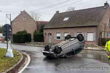 Spectaculair ongeval: wagen belandt op dak