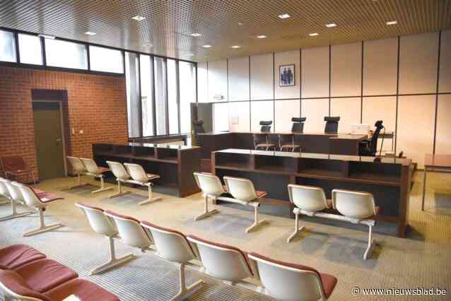 Bruggeling (27) crasht met wagen in gracht en lift dan maar naar huis: “Wilde mijn vrouw en kinderen niet in de steek laten”