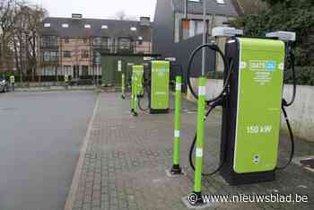 Colruyt opent laadplein voor elektrische auto’s op parking: “30 minuten winkelen, 300 kilometer extra rijbereik”