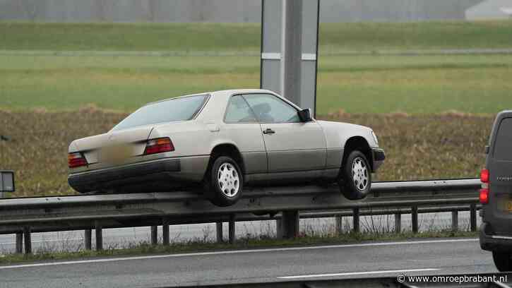 Auto glijdt van trailer, belandt op vangrail en eindigt tegen lantaarnpaal